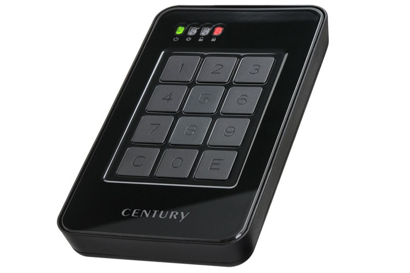 センチュリーの「シンプルPASS BOX 2.5 （CSPB25U3）」。2.5インチのSATA HDD/SSDが入るポータブルHDDケースで、本体上面のテンキーから暗証番号を入力しないとデータを読み書きできません。実勢価格は2500円前後（HDD/SSDは付属しません）。