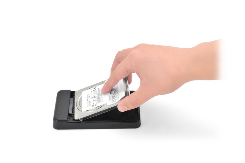 センチュリーの「シンプルPASS BOX 2.5 （CSPB25U3）」。2.5インチのSATA HDD/SSDが入るポータブルHDDケースで、本体上面のテンキーから暗証番号を入力しないとデータを読み書きできません。実勢価格は2500円前後（HDD/SSDは付属しません）。