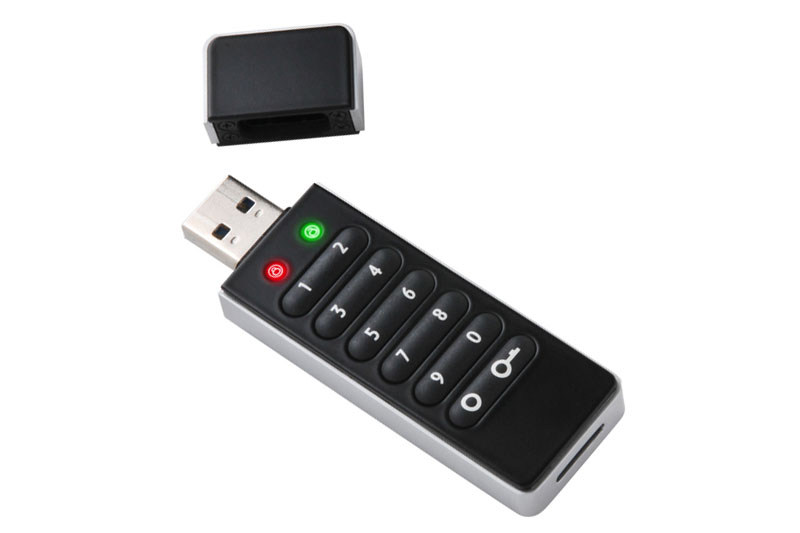 センチュリーの「パスワード入力型セキュリティUSBメモリー Lock U 16GB （CSUL16G）」。テンキー搭載のUSBメモリーで、暗証番号を入れないとデータを読み書きできません。実勢価格は1万1000円前後。64GB版も存在します。