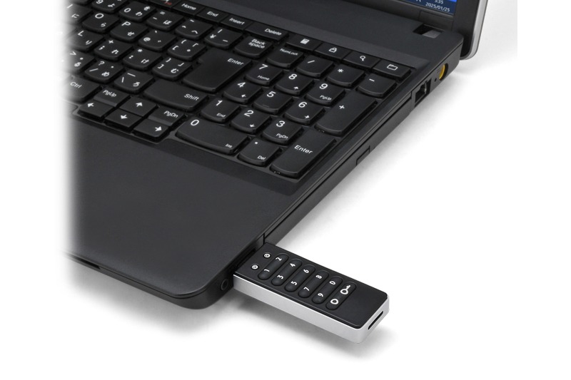 センチュリーの「パスワード入力型セキュリティUSBメモリー Lock U 16GB （CSUL16G）」。テンキー搭載のUSBメモリーで、暗証番号を入れないとデータを読み書きできません。実勢価格は1万1000円前後。64GB版も存在します。