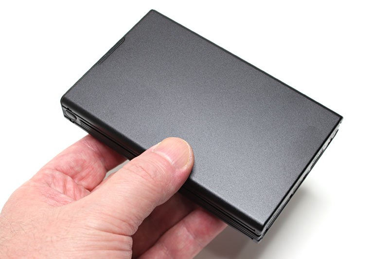 無くした！　と思ったけどすぐ見つかったHDD。ラトックシステムの「SA25-TR1-U3BK」（<a href="http://www.ratocsystems.com/products/subpage/sa25tr1u3.html" class="strong bn" target="_blank">公式ページ</a>）で、USB接続のSATA HDD/SSD用ケース。安価なベアHDDをセットして使えます。工具不要でHDDを脱着できて便利なんですが、落として心ない人に拾われた場合はサクッとHDDを盗まれちゃうかも、です。