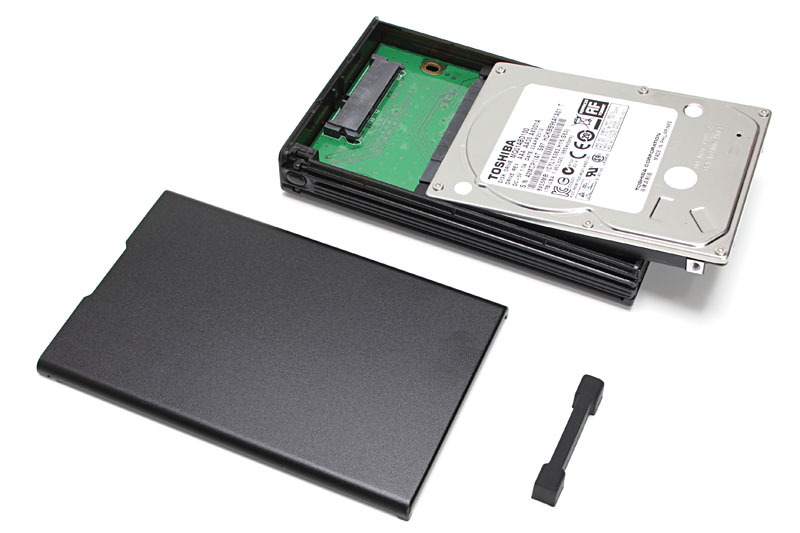 無くした！　と思ったけどすぐ見つかったHDD。ラトックシステムの「SA25-TR1-U3BK」（<a href="http://www.ratocsystems.com/products/subpage/sa25tr1u3.html" class="strong bn" target="_blank">公式ページ</a>）で、USB接続のSATA HDD/SSD用ケース。安価なベアHDDをセットして使えます。工具不要でHDDを脱着できて便利なんですが、落として心ない人に拾われた場合はサクッとHDDを盗まれちゃうかも、です。