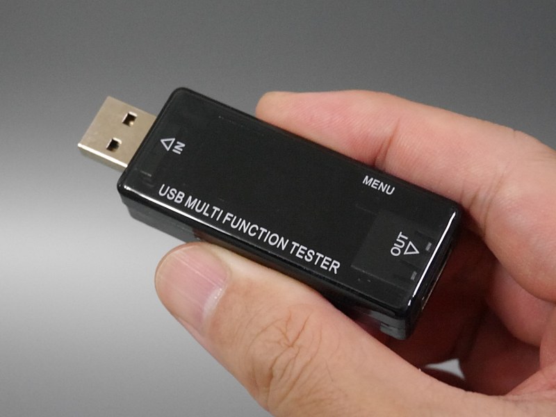 製品本体。左側をデバイスのUSBポートに差し込み、右側にケーブルを接続することで、電圧および電流の値を表示してくれる