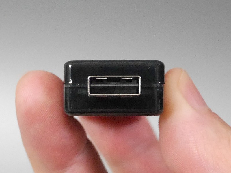 USBコネクタはリバーシブル仕様になっているので、デバイス側のUSBポートが表裏逆に実装されていてもつねに液晶画面が表向きになるよう取り付けられる