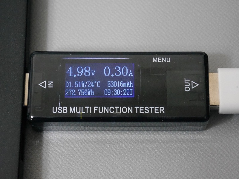 側面のボタンを押すことで表示内容およびタイマー機能利用の可否を切り替えられる。通常は、電圧と電流が大きく表示されているこの画面を使うことになる