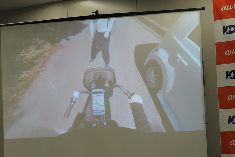 スマホのチャットに気を取られていると、直前まで飛び出してくる歩行者に気が付かない