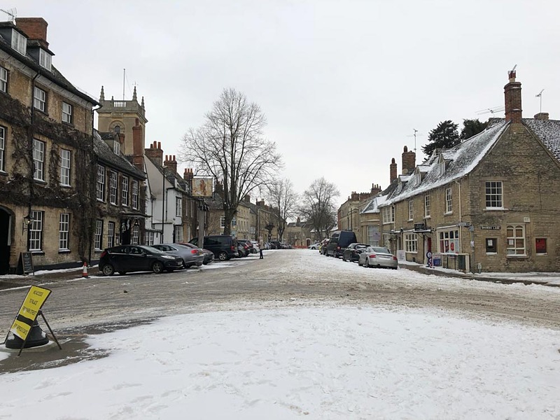 イギリス観光ではコッツウォルズ地方行きのバスツアーに参加したのだが、大雪でコッツウォルズにはたどり着けなかった
