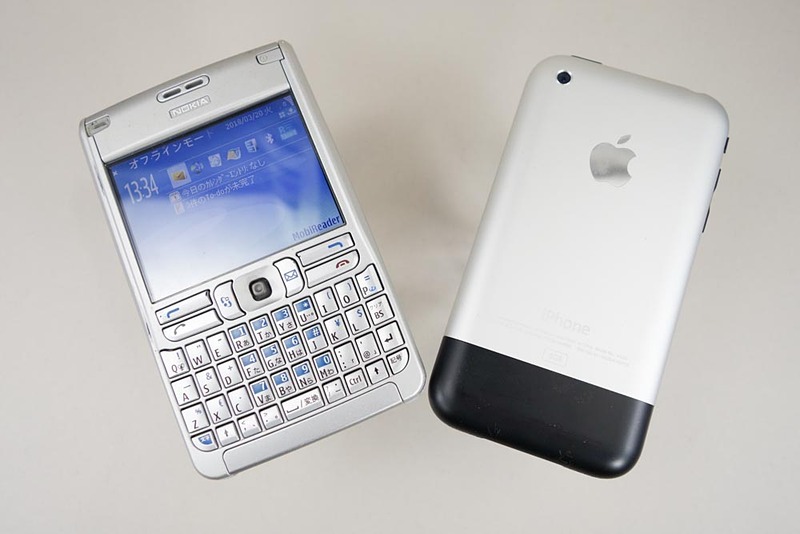 ノキアE61（左）と初代iPhone（右）。E61で取材メモ取ってると、わりと「は？」みたいな目で見られた。そのくらいスマホが普及していなかったのである