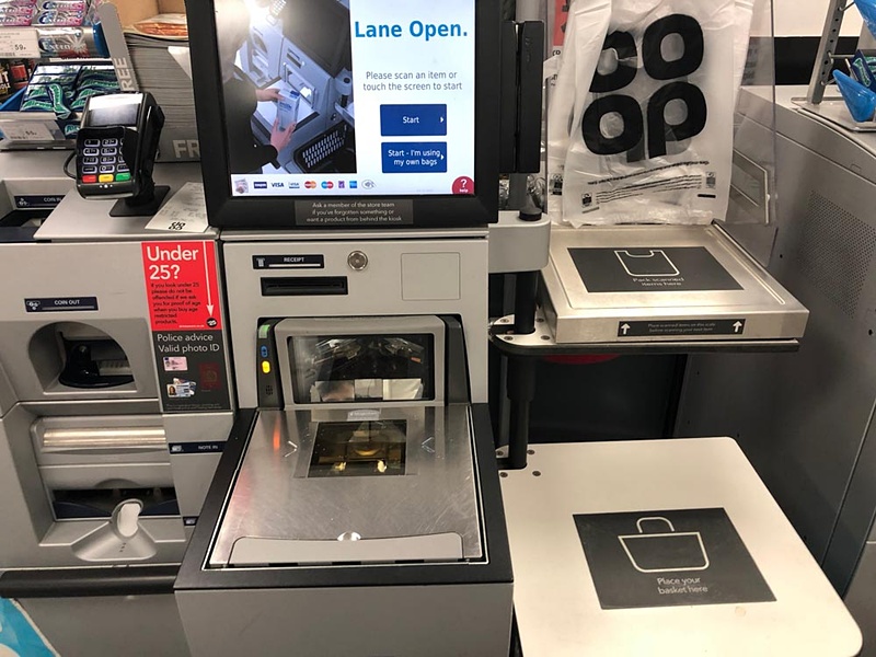 イギリスのコンビニスーパー「coop」のセルフレジ。ここでも非接触クレカが使えた