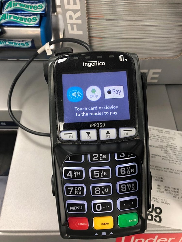 イギリスでよくあるタイプの決済端末。非接触対応で、画面部分にApple Watchをかざして決済できる。スーパーやパブでもたいていこのタイプなので使い方を覚えておくとよい