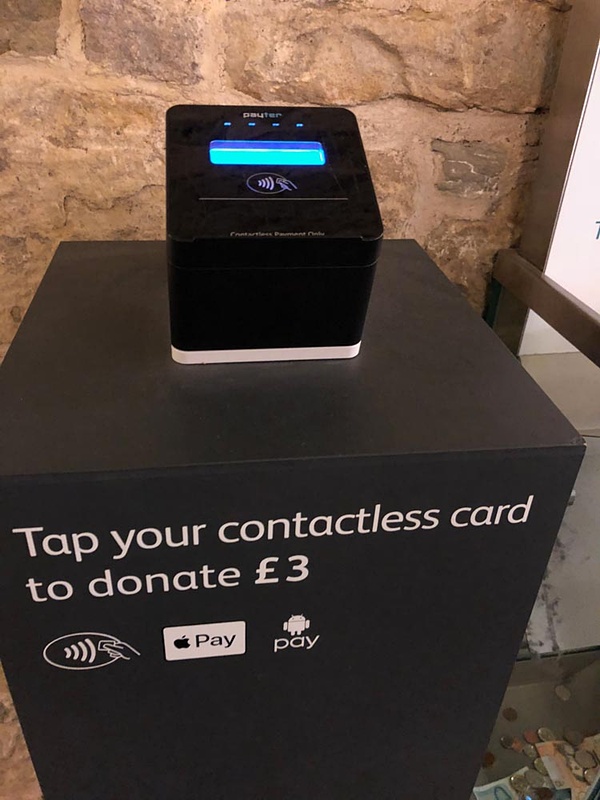 イギリスでは国立博物館は無料なのだが、寄付を受け付けている。スコットランド博物館は非接触専用の寄付端末を設置していて、ここでもApple Payのau WALLETが使えた