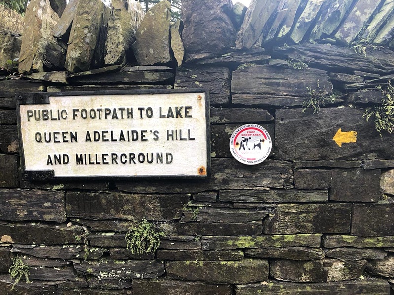 PUBLIC FOOTPASHの案内。どこなのかよくわからない目的地表示だが、こうした目的地表時もかなり少ない