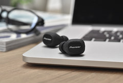 パイオニア、左右独立の完全ワイヤレスイヤホン「C8 truly wireless」4