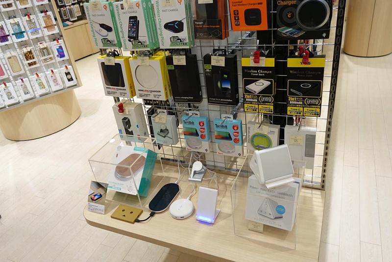 Qi充電器など。Apple Watch向けの充電器も置いている