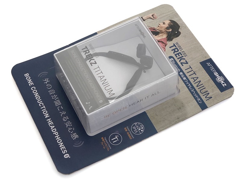 コストコで購入したTREKZ TITANIUMのパッケージとその裏面。そうなんです無駄にデカいんです。USBケーブル3本セットとかの商品も、こういうプレート状の大きなパッケージに入って売られていたりします。このデカさってアレですかね、万引き防止？　コストコのTREKZ TITANIUMにはFitBands（サイズ調整用）が付属しませんが、ほかの一般流通品には付属しているようです。