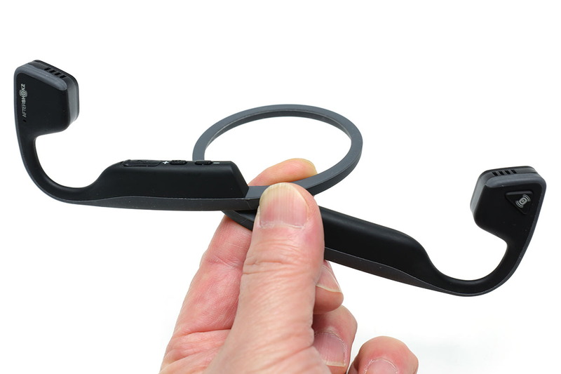 専用ポーチが付属しています。が、つくりが壊れにくそうですし、グニッと曲げても大丈夫なネックバンド部の堅牢さがあったりもしますし、わりと気楽（というかラフ）に扱える製品だと思います。ただ、耐衝撃性が保証されているわけではありませんので、もちろんなるべく丁寧に扱うのが良いと思います。