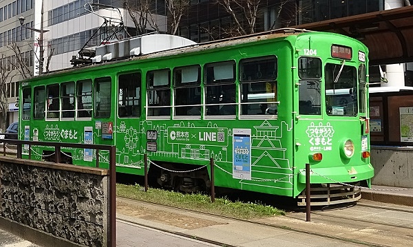 LINEアカウント開設を記念し、ラッピングした市電が3月末まで運行される