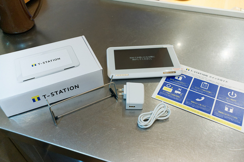 パッケージ内容。専用スタンドと画面保護フィルムが付属しているのはうれしい