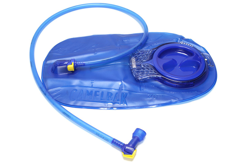 筆者が使用中のハイドレーション・システムは「CAMELBAK」（<a href="http://www.camelbak.jp" class="strong bn" target="_blank">公式ページ</a>）のもの。写真は旧モデルの「アンチドートリザーバー」です。樹脂製の強靱なバッグ（リザーバー）で、水やスポーツドリンクなどを入れ、バックパックに収めて背負います。バッグから伸びたチューブで飲料を摂取。