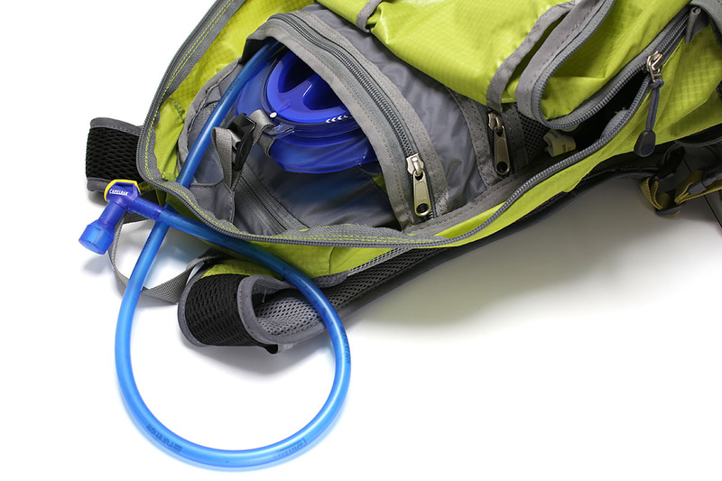 こんな感じでバックパックに入れ、チューブだけを外に出して使います。チューブ先端を噛むと開口し、飲料を吸い出すように飲むことができます。黄色い部分は飲料の漏れ出し防止のロック機構。