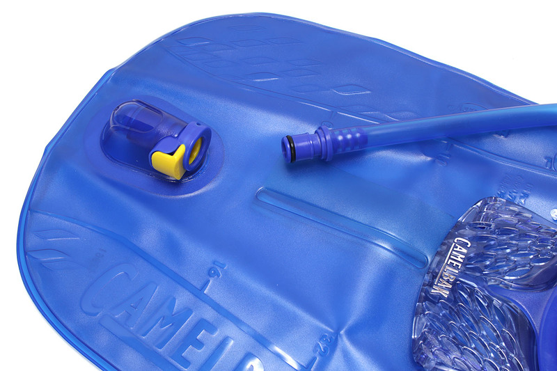 チューブは脱着自在（バッグに飲料が入っていても脱着OK）。使用後はチューブ内を洗浄する必要があります。チューブを構成するパーツは分解可能で、右写真のような道具を使えばチューブ内を直接洗うことができます。