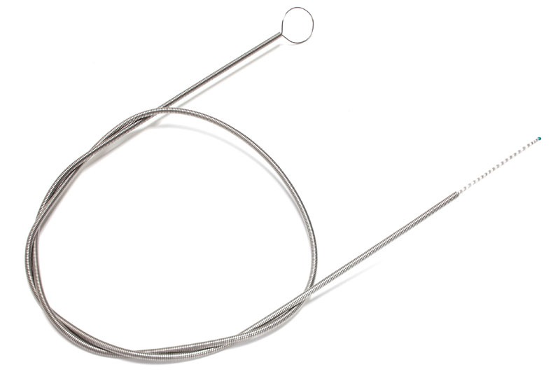 チューブは脱着自在（バッグに飲料が入っていても脱着OK）。使用後はチューブ内を洗浄する必要があります。チューブを構成するパーツは分解可能で、右写真のような道具を使えばチューブ内を直接洗うことができます。