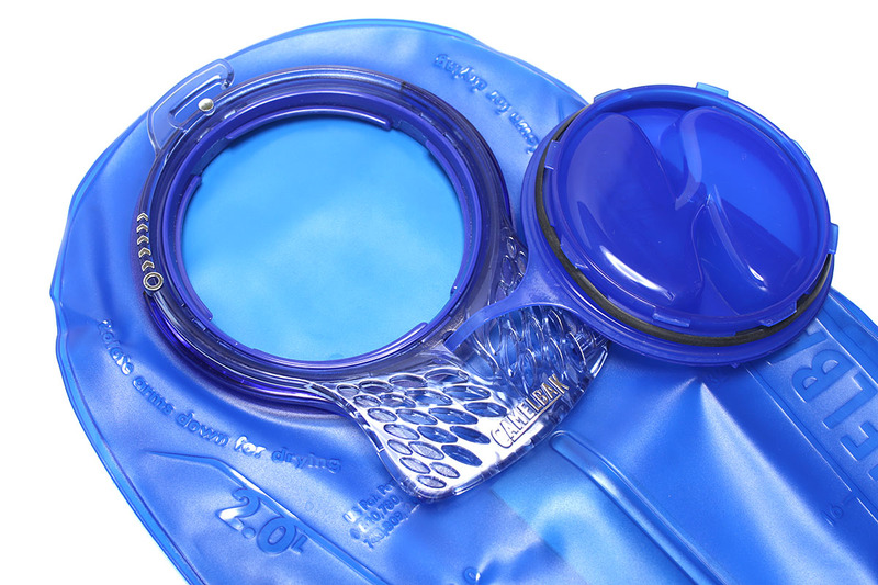 使用後はバッグ内部の洗浄も必要。CAMELBAKのバッグ（リザーバー）は給水キャップ（丸いフタ部分）が大きく、バッグ内に手を入れて洗うことができます。洗った後、バッグ内を布巾で拭うこともできるので、内部の乾燥を素早く行えます。こういったハイドレーション・システムを購入する場合、リザーバー内部にまで手が入ると入らないでは、メンテナンス性に大きな差が出ますので、筆者としては「リザーバー内に手が入る製品」を思いっ切りオススメします！