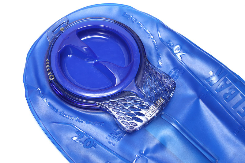 使用後はバッグ内部の洗浄も必要。CAMELBAKのバッグ（リザーバー）は給水キャップ（丸いフタ部分）が大きく、バッグ内に手を入れて洗うことができます。洗った後、バッグ内を布巾で拭うこともできるので、内部の乾燥を素早く行えます。こういったハイドレーション・システムを購入する場合、リザーバー内部にまで手が入ると入らないでは、メンテナンス性に大きな差が出ますので、筆者としては「リザーバー内に手が入る製品」を思いっ切りオススメします！