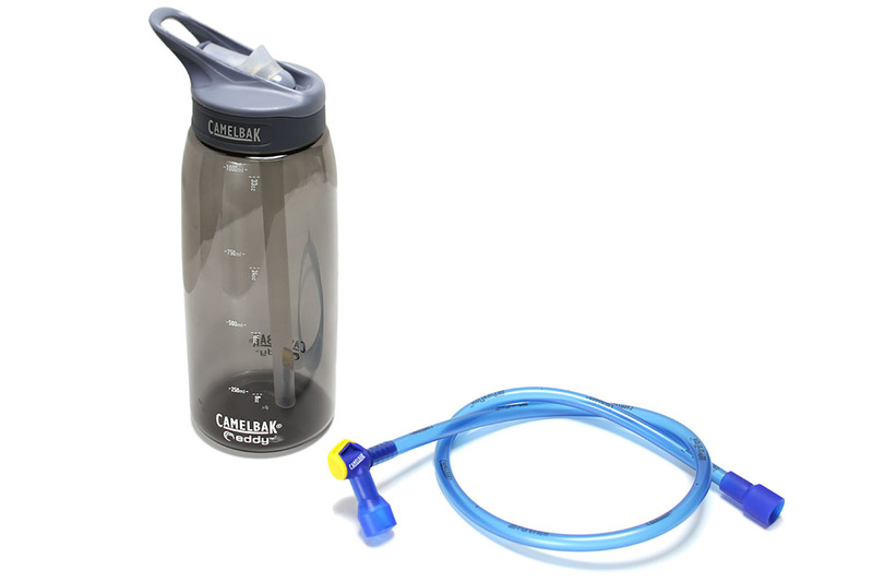 チューブをボトルにつないで使うことも可能。写真はCAMELBAKの「エディボトル」（<a href="http://www.camelbak.jp/menu74/contents78" class="strong bn" target="_blank">公式ページ</a>）と「ボトルアクセサリー」（<a href="http://www.camelbak.jp/menu74/contents77" class="strong bn" target="_blank">公式ページ</a>）を組み合わせたものです。バッグよりボトルのほうが洗いやすかったり飲料を入れやすかったりするので、ボトルを使ったハイドレーション・システムもなかなか便利です。
