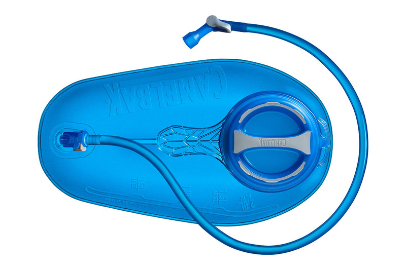 左が新型の「クラックス リザーバー（CRUX RESERVOIR）」。右が旧型の「アンチドート リザーバー（ANTIDOTE RESERVOIR）」。どちらも2リットルのものですが、けっこー変わりましたね～。