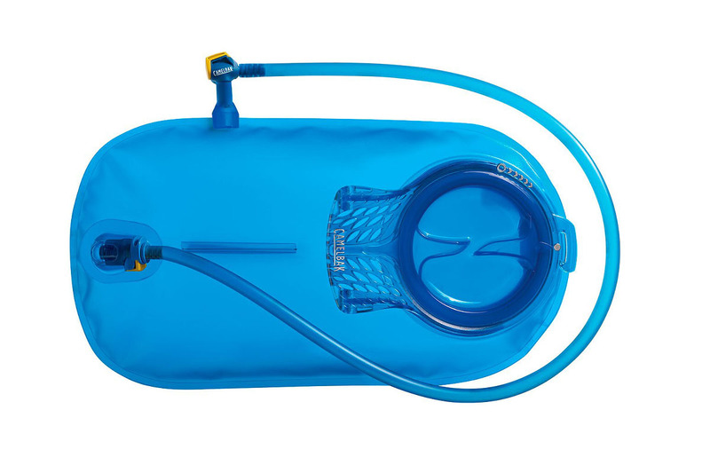 左が新型の「クラックス リザーバー（CRUX RESERVOIR）」。右が旧型の「アンチドート リザーバー（ANTIDOTE RESERVOIR）」。どちらも2リットルのものですが、けっこー変わりましたね～。