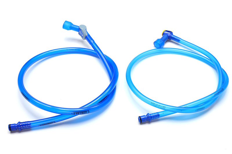 左が新型のチューブで、右は旧型のそれ。新型のチューブは少し太くなり、流量が20％UPしたそうです。確かに、より抵抗なく飲めるような印象です。ロック機構は、新型がチューブ方向に沿うように動かして使います。旧型はチューブの周囲を回すように動かすタイプでした。新型のほうがより慣れやすく扱いやすい感じ。