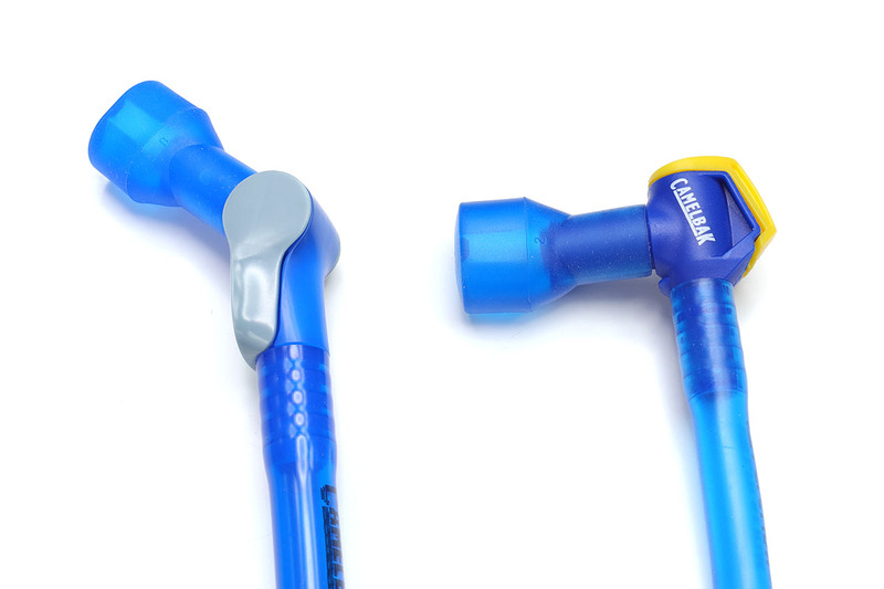 左が新型のチューブで、右は旧型のそれ。新型のチューブは少し太くなり、流量が20％UPしたそうです。確かに、より抵抗なく飲めるような印象です。ロック機構は、新型がチューブ方向に沿うように動かして使います。旧型はチューブの周囲を回すように動かすタイプでした。新型のほうがより慣れやすく扱いやすい感じ。