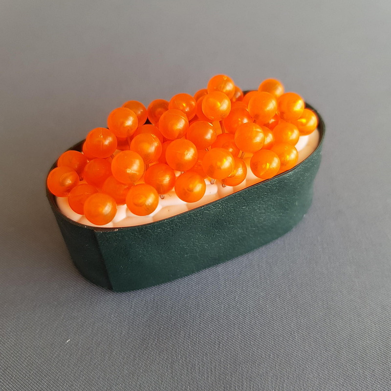 イクラの押しピン（画鋲）を50本突き刺すともうほとんどイクラの軍艦だ