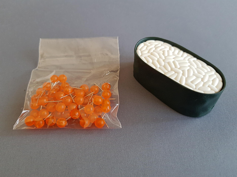 パッケージに仲はイクラの押しピン50本と針山となるシャリの軍艦の2つ