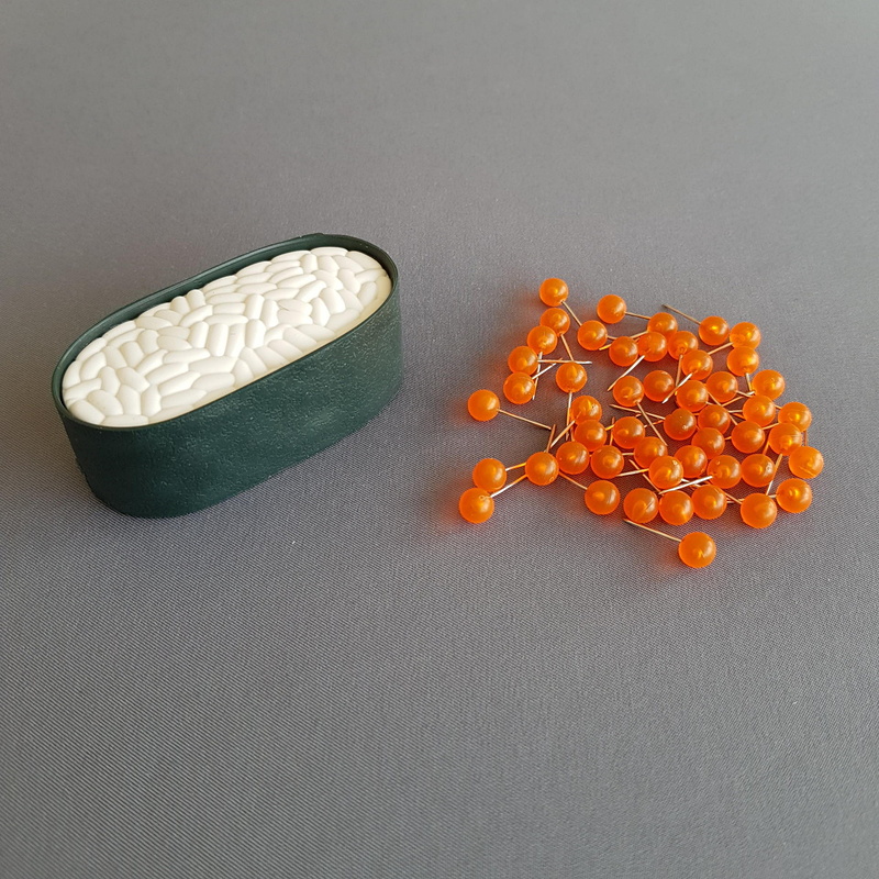 最初の仕事は50本のイクラ押しピンをシャリだけの軍艦に全部挿すことだ