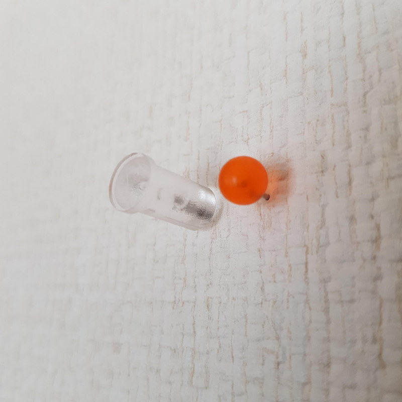 押しピンを抜き去った後の穴のサイズを比べてみた