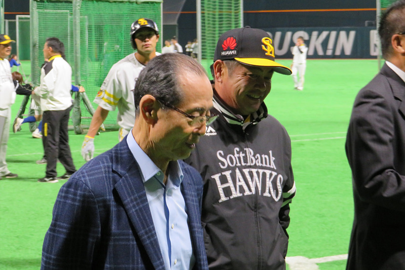 福岡ソフトバンクホークスの王貞治会長と工藤公康監督
