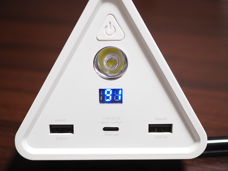 電源ボタンと三つのインターフェイスを兼ね備えたフロントパネル