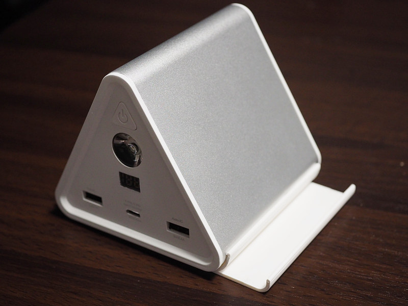 iPadなどと出かけられるデバイススタンド付属