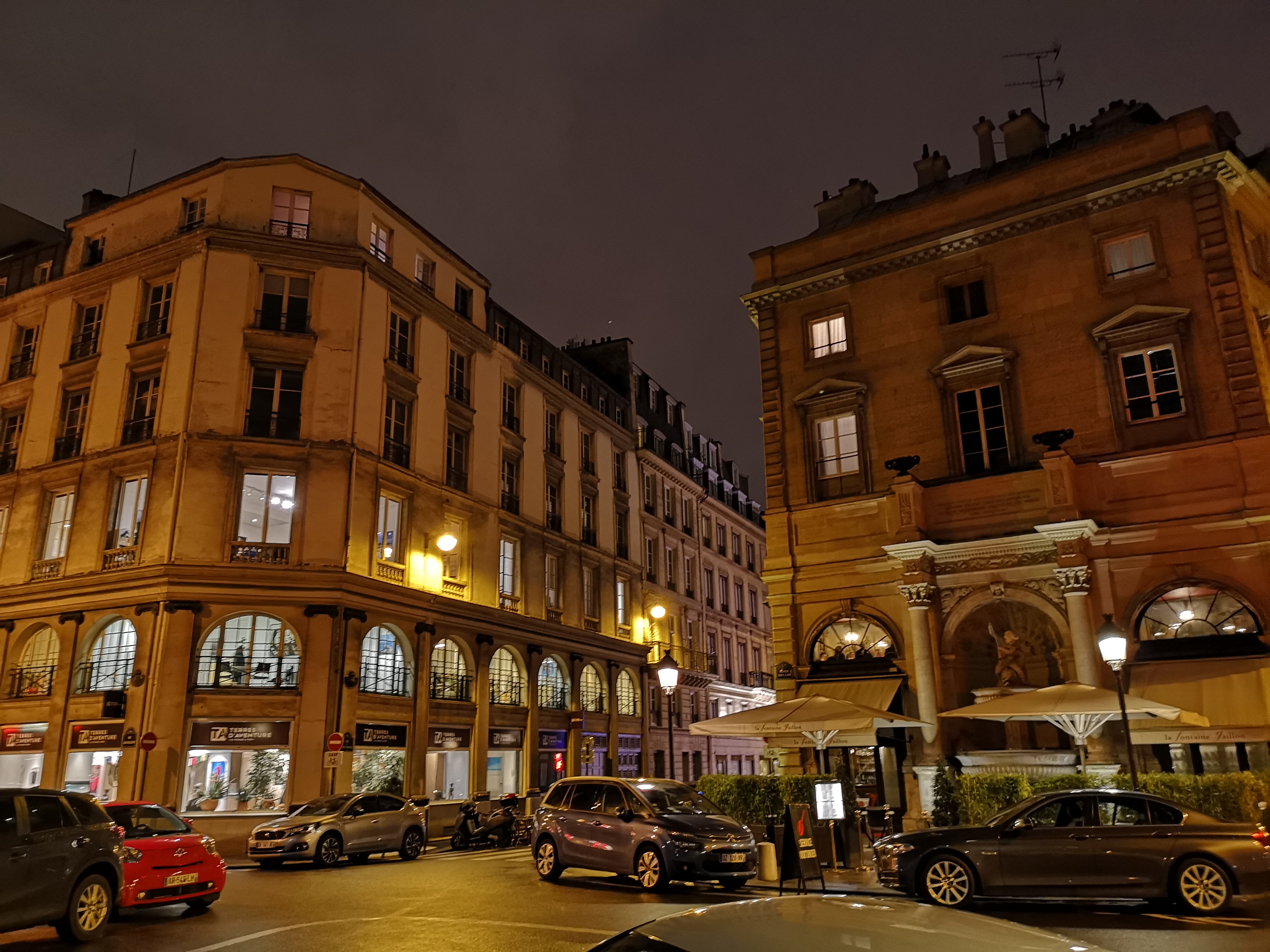 夕食後、ホテルにぶらぶら歩いて戻る間に撮った写真です。本当に普通に、テキトーに撮っただけです。信じられないきれいさで、最初は思わずスマホの画面を凝視しました