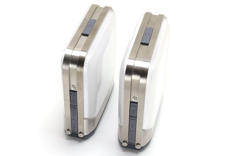 BaseLantern(7800mAh・質量587g)とBaseLantern XL(12000mAh・質量653g)は、内蔵バッテリー容量・質量以外の仕様は共通です。サイズは幅12.9×奥行き4.4×高さ12.7cmで、明るさは500ルーメン。バッテリー容量の違いで連続点灯時間が異なり、BaseLantern(7800mAh)は5時間(HIGH)~54時間(LOW)、BaseLantern XL(12000mAh)は7.5時間(HIGH)~78時間(LOW)です。防水等級はIPX4で「いかなる方向からの水の飛沫によっても有害な影響を受けない」というレベル。雨に打たれても大丈夫な生活防水というイメージです。