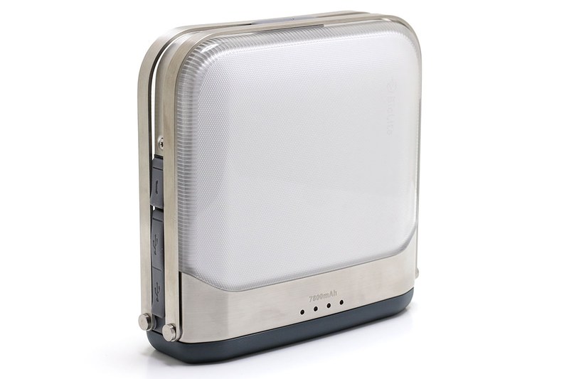 折りたたみ式スタンドは様々にアレンジ可能。収納して置いたり、開いて立てたり、机面と平行にしたり（この状態で机面側のみ点灯させると眩しくなく手元をほのかに照らすことが可能）、用途に合わせて使えます。スタンドを使ってどこかから吊すことも可能。