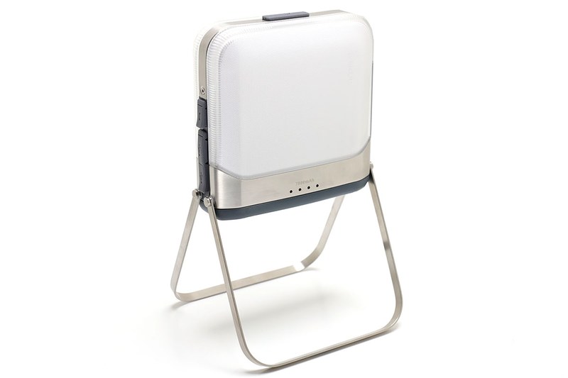 折りたたみ式スタンドは様々にアレンジ可能。収納して置いたり、開いて立てたり、机面と平行にしたり（この状態で机面側のみ点灯させると眩しくなく手元をほのかに照らすことが可能）、用途に合わせて使えます。スタンドを使ってどこかから吊すことも可能。