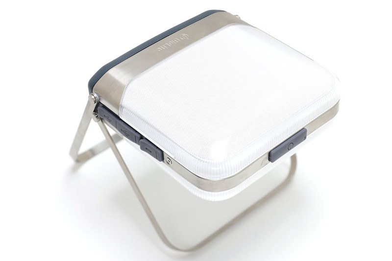 折りたたみ式スタンドは様々にアレンジ可能。収納して置いたり、開いて立てたり、机面と平行にしたり（この状態で机面側のみ点灯させると眩しくなく手元をほのかに照らすことが可能）、用途に合わせて使えます。スタンドを使ってどこかから吊すことも可能。