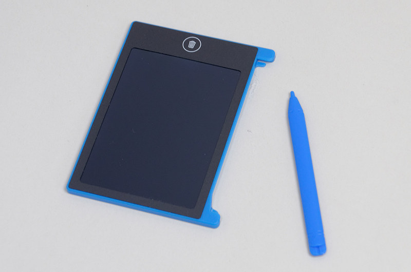 スタイラスが付属。取り付け、取り外しは簡単