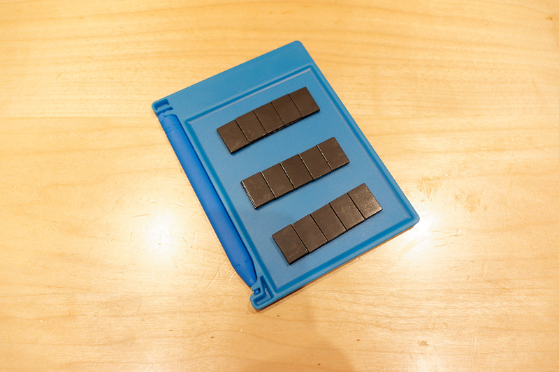 マグネットで冷蔵庫に貼り付けてみた。ホワイトボードより細かい文字を書きやすいのがいい