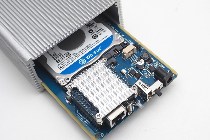 HDDとNASキット、NanoPi本体を組み込んだ