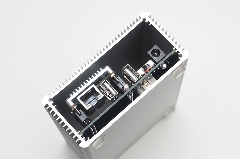 立派な金属ケースにおさまったが、HDDの熱はこの空間にこもりきりになる