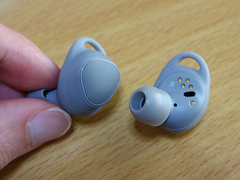 イヤホン部の本体。耳に装着して外側に露出する部分にはタッチパッドが内蔵されており、スワイプによる音量調整などが可能。また。その反対側には充電端子やタッチセンサー（黒い部分。これで装着状態を判別しているようです）が見えます